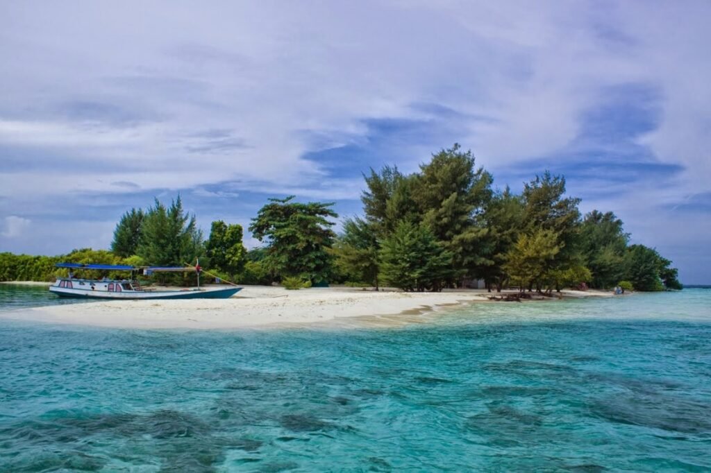 Apa itu Island-Hopping dan Mengapa Orang Melakukannya