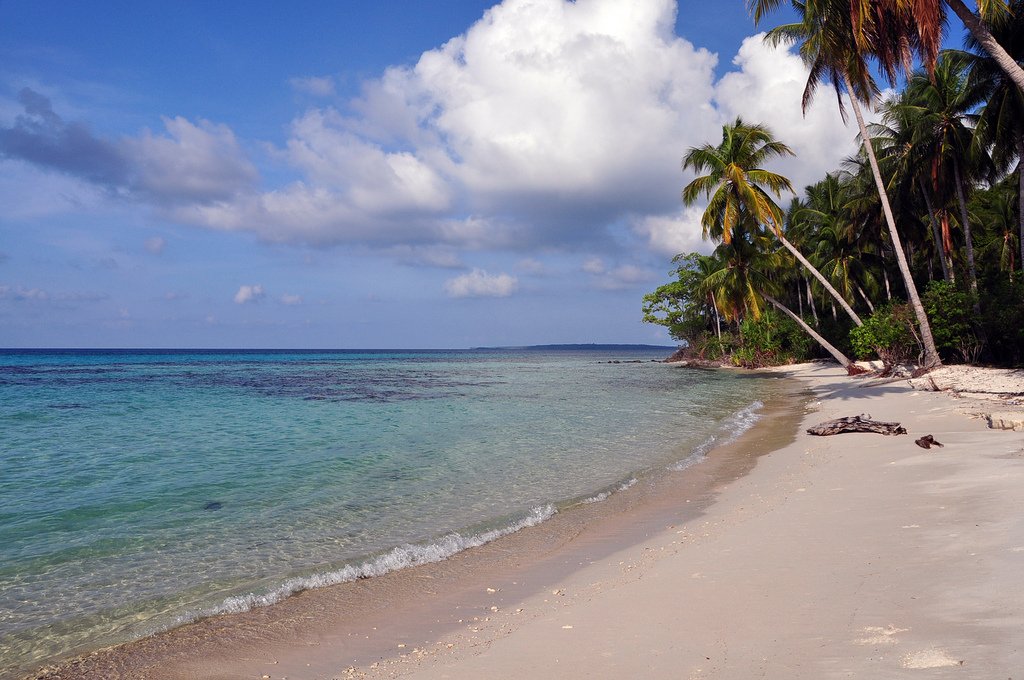Benar-Benar Indah Layaknya Surga, Pantai Tanjung Gelam di Karimunjawa