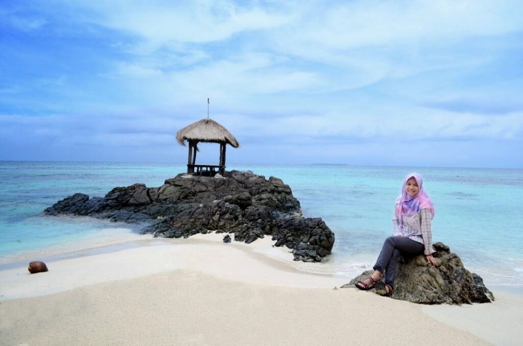 Inilah Keindahan dan Kedamaian Pantai Batu Topeng, Karimunjawa
