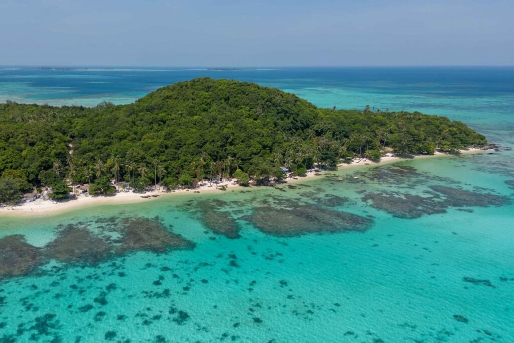 Jelajahi Pantai-Pantai di Sekitar Pulau Utama Karimunjawa