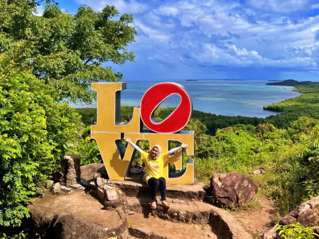 Nikmati Panorama Indah dari Love Hill Karimunjawa